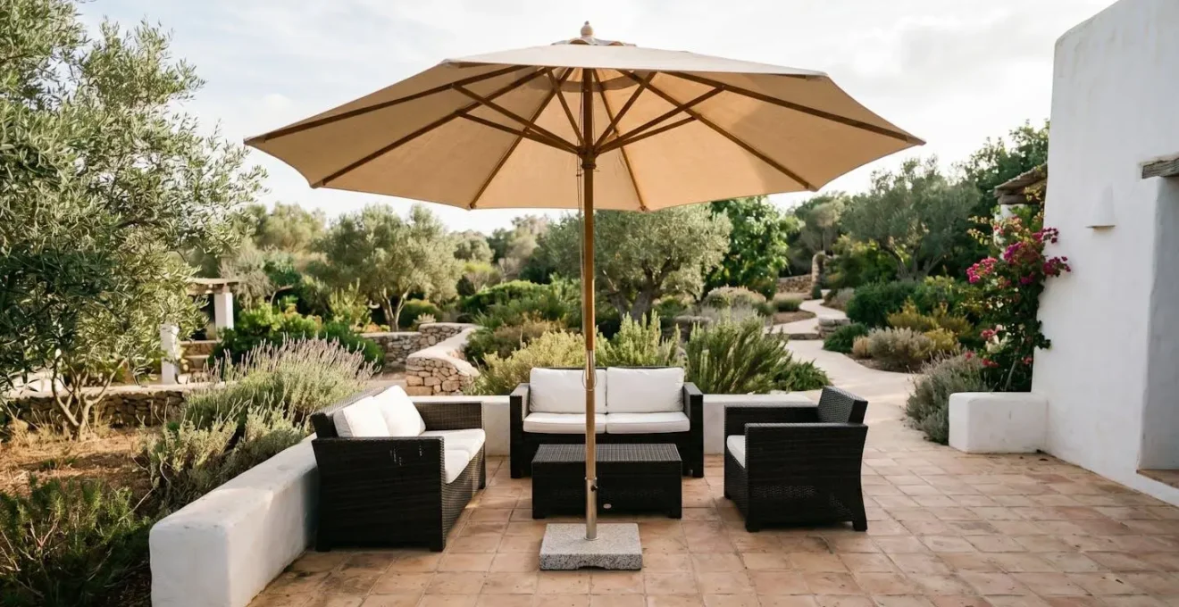 Terrasse avec mobilier en résine tressée protégé par un parasol et sans objets transparents
