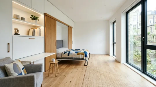 Studio contemporain avec mobilier encastrable multifonctionnel maximisant l'utilisation de l'espace