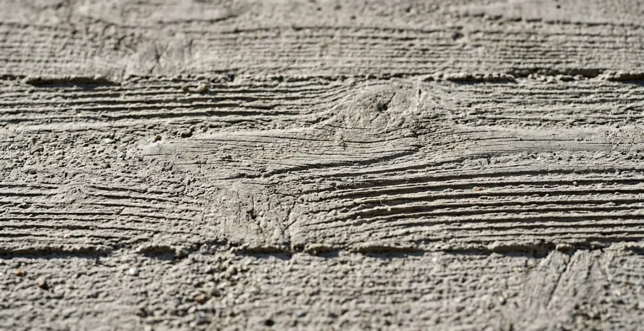 Mur en béton avec traces de coffrage en bois créant un motif rythmé