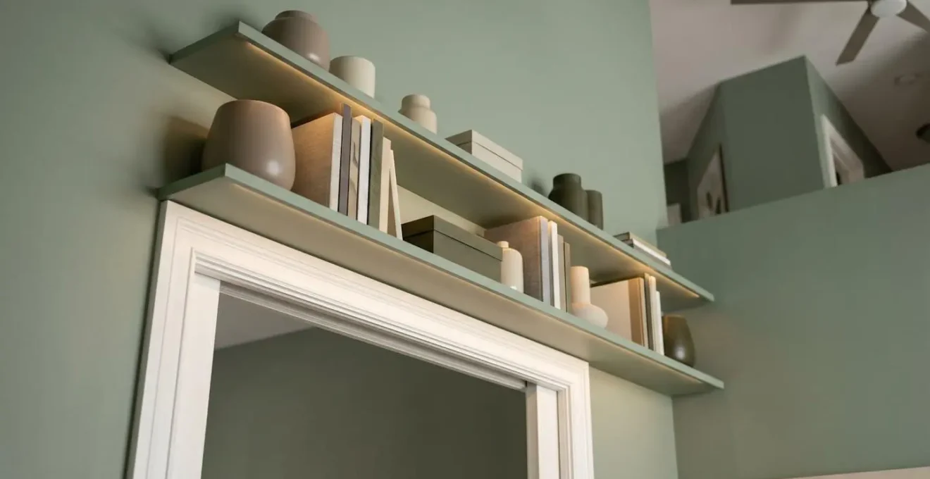Vue en contre-plongée d'étagères fines installées au-dessus d'une porte avec éclairage LED intégré